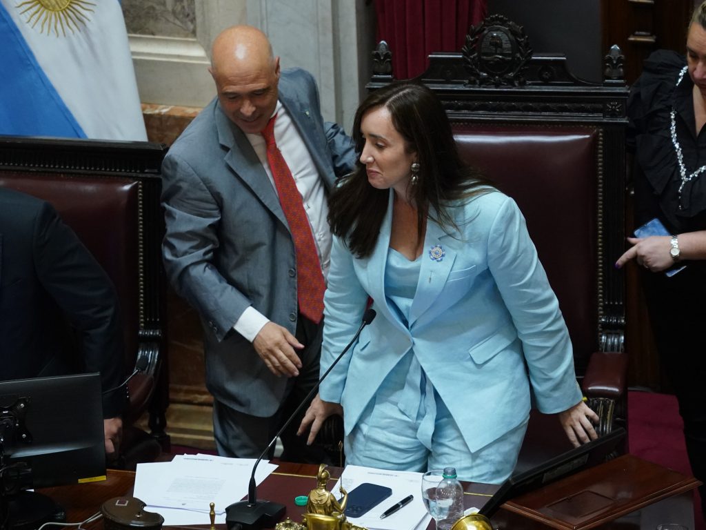 suben a Luis Juez al ring para aislar más a Villarruel