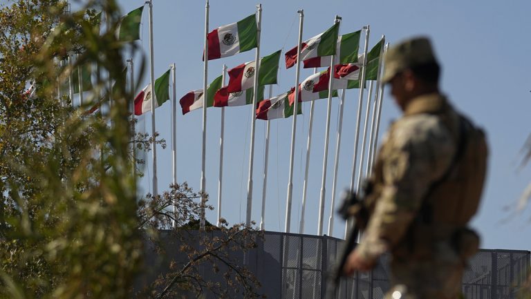 EE.UU. podría enviar vehículos blindados Stryker y miles de soldados a la frontera con México