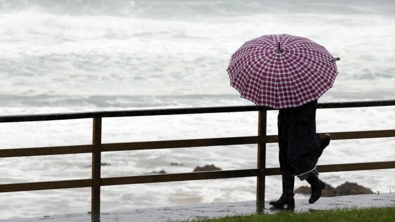 La borrasca Herminia trae este lunes fuertes vientos y lluvia generalizada a toda la Península