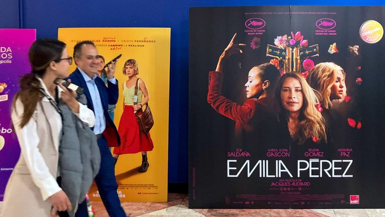 Autoridades de México intiman a cines que exhiben