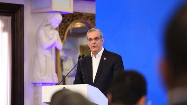 Abinader encabeza su encuentro LA Semanal con la Prensa
