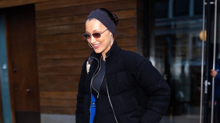 Así ha resucitado Bella Hadid los leggings negros, una de las piezas clave de esta próxima primavera 2025