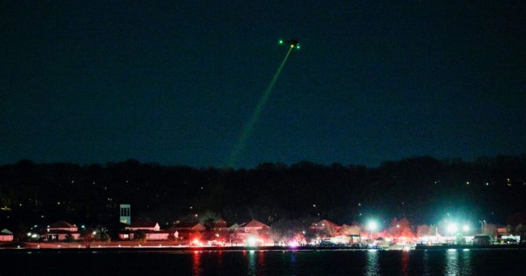 Avión de American Airlines se estrella contra helicóptero