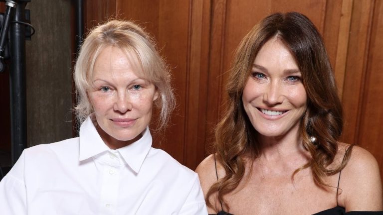 Carla Bruni y Pamela Anderson son el dúo que no sabíamos que necesitábamos en el ‘front row’ de Jacquemus