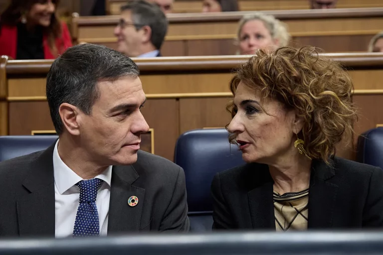 El Gobierno acelera el alza fiscal al diésel ante la caída del impuesto energético hoy