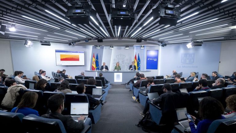 El Gobierno retrasa el Consejo de Ministros para tratar de cerrar el apoyo de Junts al decreto ómnibus