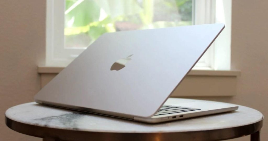 El MacBook Air con el que Apple está disparando sus ventas por bajar por primera vez de los 900€