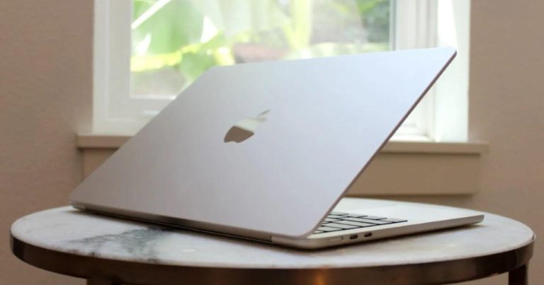 El MacBook Air con el que Apple está disparando sus ventas por bajar por primera vez de los 900€