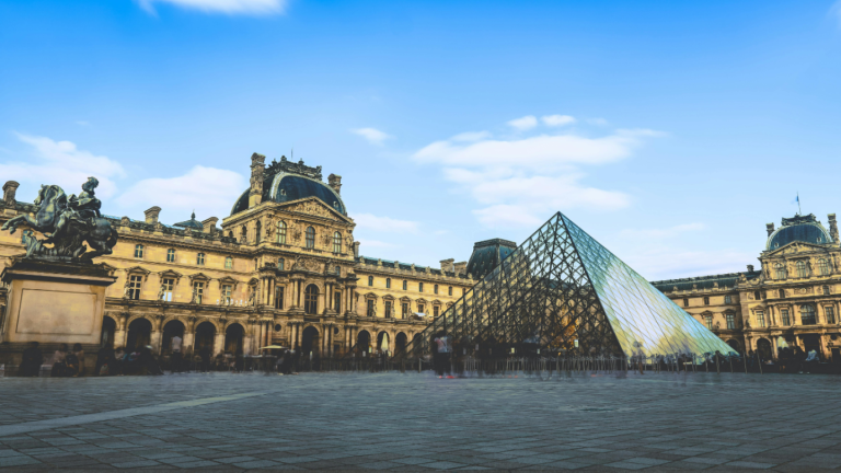 El Museo de Louvre estrena 'Louvre Couture', la primera exposición de moda en su historia