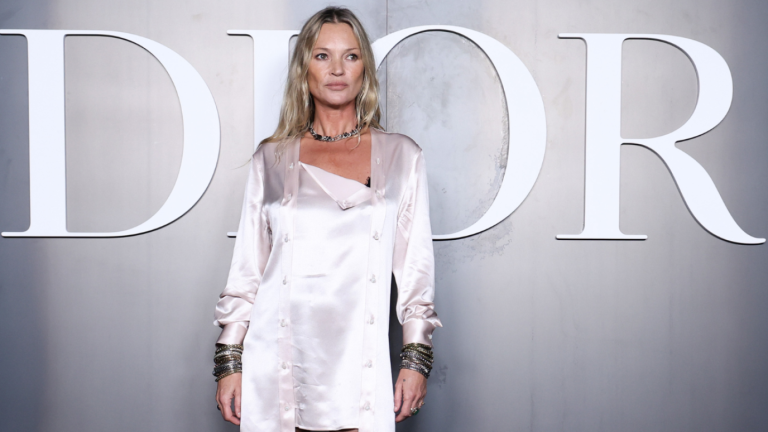 El inigualable estilo de Kate Moss para llevar vestido lencero durante el desfile de Dior Men invierno 2025-2026