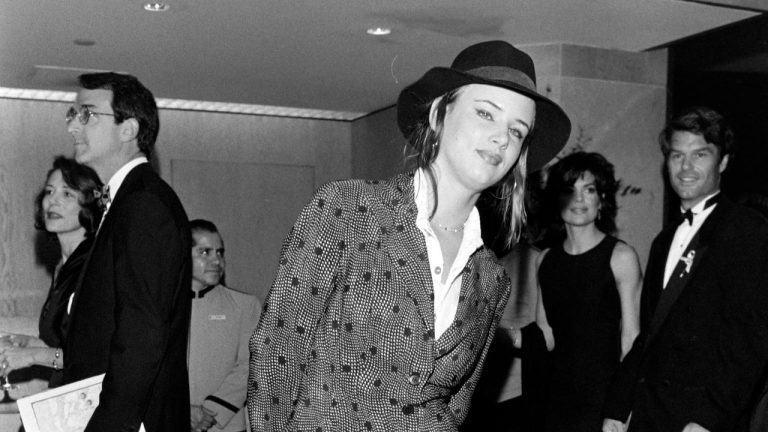 El moño despeinado para mujeres de 50 años de Juliette Lewis que puedes llevar de fiesta o al gimnasio