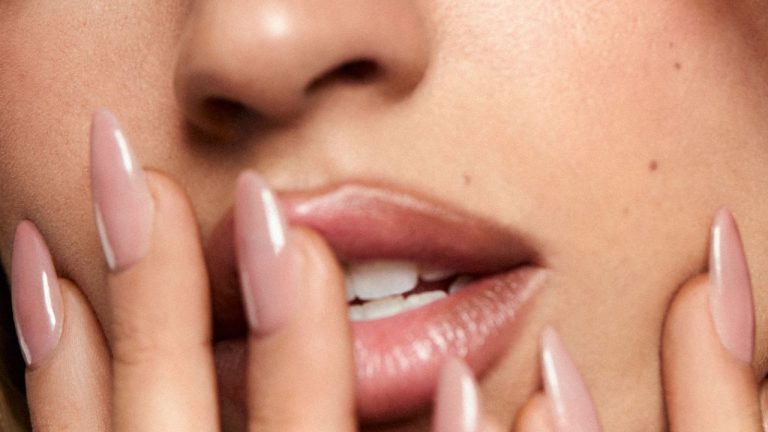 El nuevo perfilador de labios de Hailey Bieber es el equivalente a un entrenamiento de fuerza para los labios