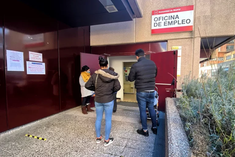 El paro se reduce en 158.000 personas hasta el 10,6% al finalizar 2024 y el empleo renueva récord