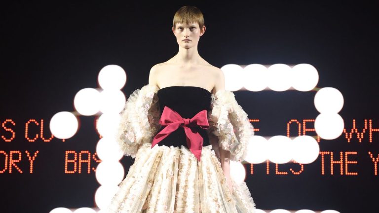 El primer desfile de Valentino Alta Costura por Alessandro Michele: belleza radical (e infinita) para tiempos inciertos