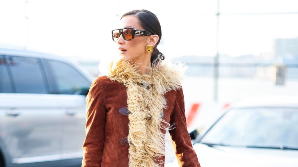 Este es el abrigo ‘boho’ definitivo (y ya cuenta con adeptas de la talla de Bella Hadid y Taylor Swift)