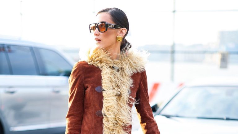 Este es el abrigo ‘boho’ definitivo (y ya cuenta con adeptas de la talla de Bella Hadid y Taylor Swift)