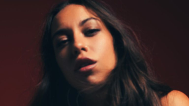 La cantaora María Terremoto presenta ‘Manifiesto’: “No puedo estar todo el día con el mantón y los caracolillos aquí pegados. Me gustan Rosalía y Cardi B”