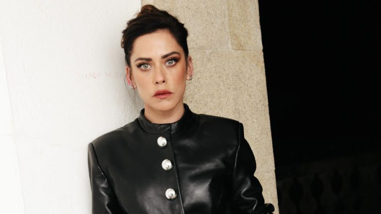 La chaqueta de cuello mao de María León en los Premios Feroz es MODA