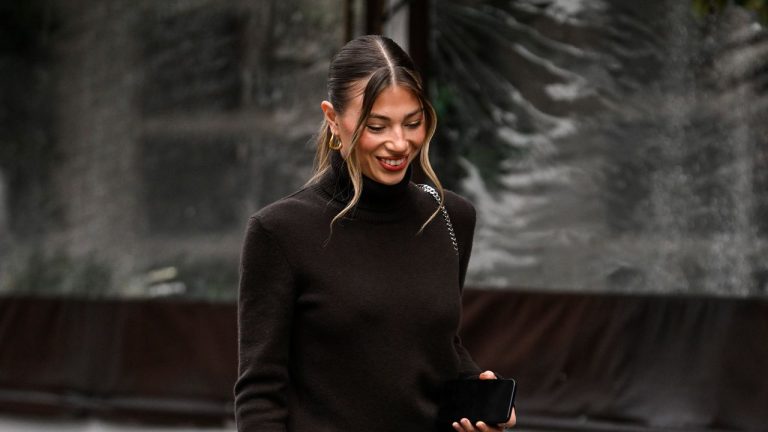 La falda con flecos es la prenda que obsesiona a las chicas con más estilo del momento