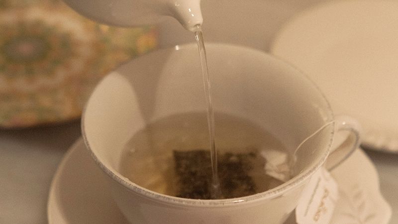 La infusión post-cena que los nutricionistas aconsejan para aliviar la inflamación abdominal (y que toman las modelos y las francesas)