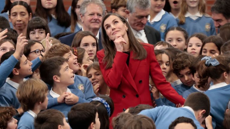 La reina Letizia, más divertida y espontánea que nunca con los niños de un colegio