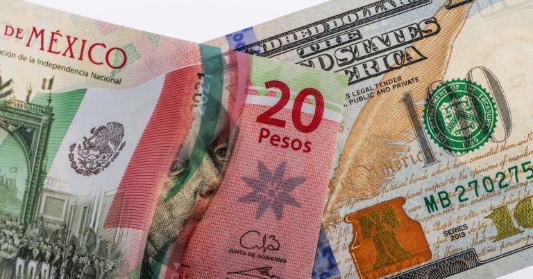 Peso mexicano cae tras anuncio de aranceles de Trump a Colombia