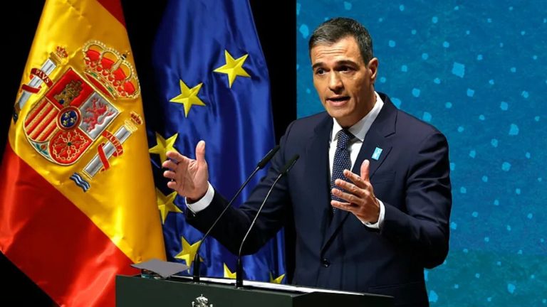 Sánchez pacta con Junts un decreto para salvar el alza de las pensiones, las ayudas al transporte y la DANA