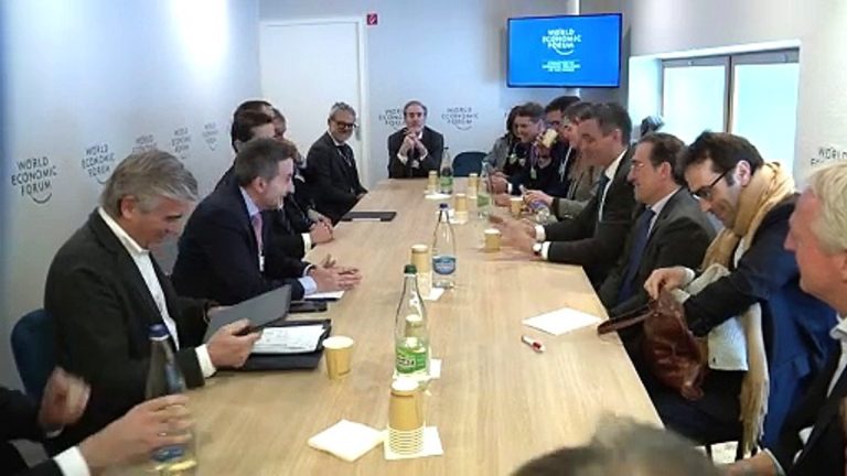 Sánchez presume ante el Ibex de la mejor economía "en décadas"