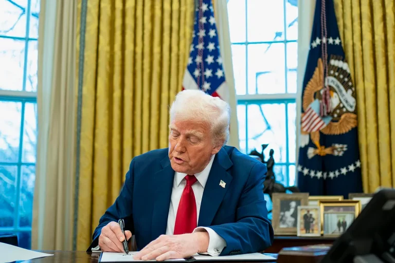Trump mantiene el plan de imponer mañana aranceles sobre México, Canadá y China