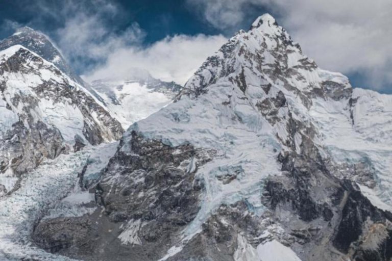 Un invierno sin grandes cimas pero con una ascensión histórica en el Everest