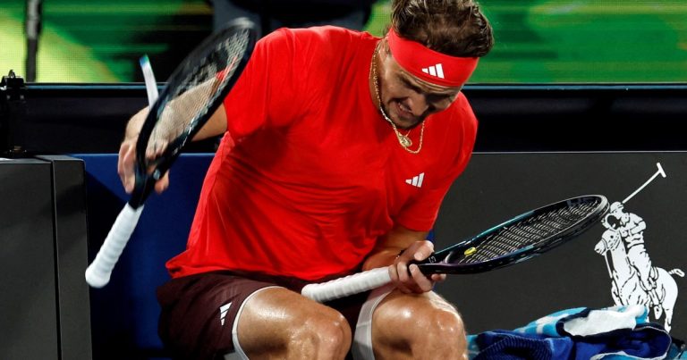 Video: la furia de Zverev con sus raquetas en la final de Australia :: Olé