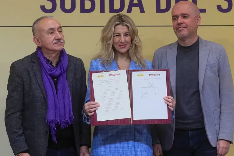 Yolanda Díaz pacta con los sindicatos subir el salario mínimo 50 euros hasta 1.184 euros al mes