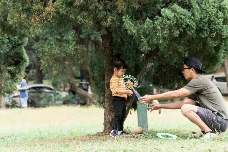 los hombres se sienten incómodos con la baja por paternidad