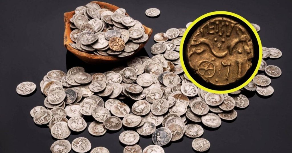 un aficionado descubre en Inglaterra un tesoro romano de 1.368 monedas de plata enterradas durante 2.000 años
