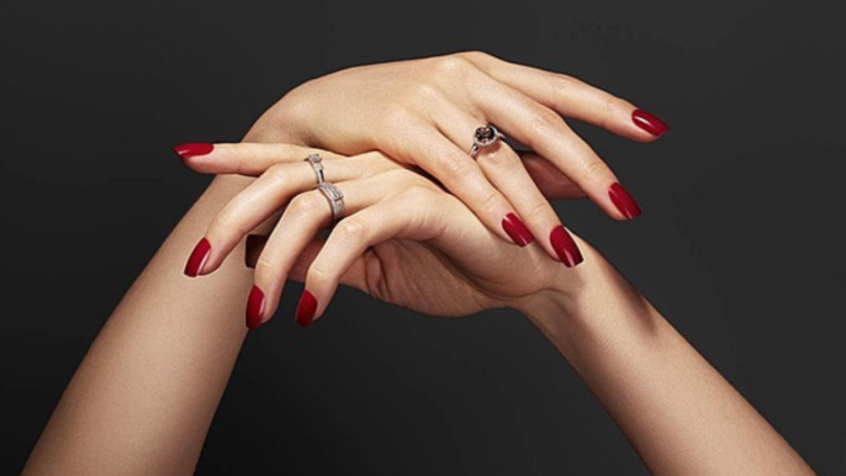 ¡Adiós a las obsoletas uñas almendradas! En 2025 regresan las uñas cuadradas