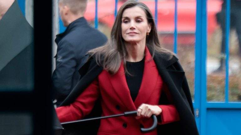 ¿Botas de agua? Este es el calzado plano que propone la reina Letizia para los días de lluvia