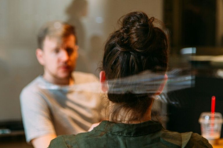 10 frases comunes de una persona emocionalmente inmadura, según expertos en comunicación. Puede ser un compañero de oficina o tu jefe