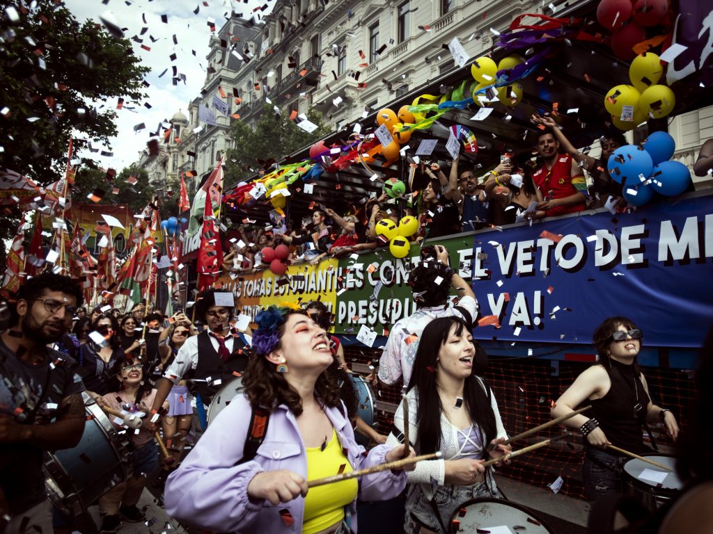 tras los dichos del Presidente en Davos, la comunidad LGBT marcha a Plaza de Mayo