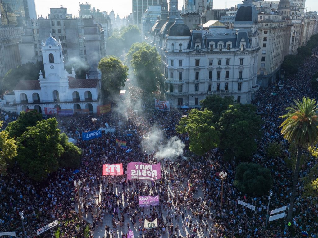 El Gobierno minimiza la marcha e insiste con la polarización y la batalla cultural de cara a la campaña