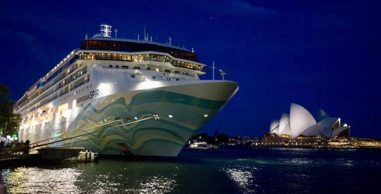 El buque Norwegian Spirit atraca en el puerto de Sídney tras tres años de espera.