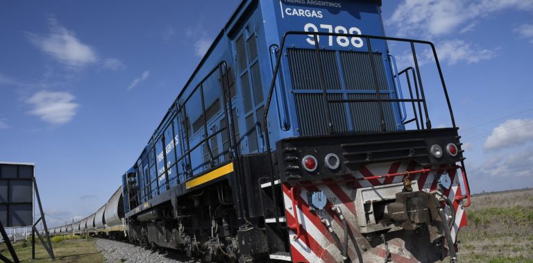 Javier Milei firmó el decreto para privatizar la empresa de trenes Belgrano Cargas