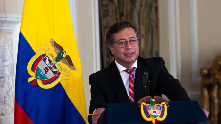 Petro pide renuncia a sus ministros y anuncia cambios en su gabinete