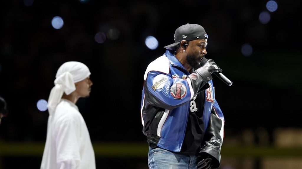 Kendrick Lamar imparte un curso de hip hop en la Super Bowl