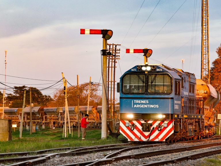 El Gobierno autorizó el procedimiento para la privatización total de la empresa de trenes Belgrano Cargas