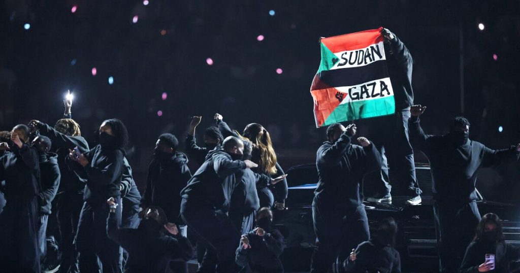 Artista es detenido en el Super Bowl por desplegar bandera de Sudán y Palestina