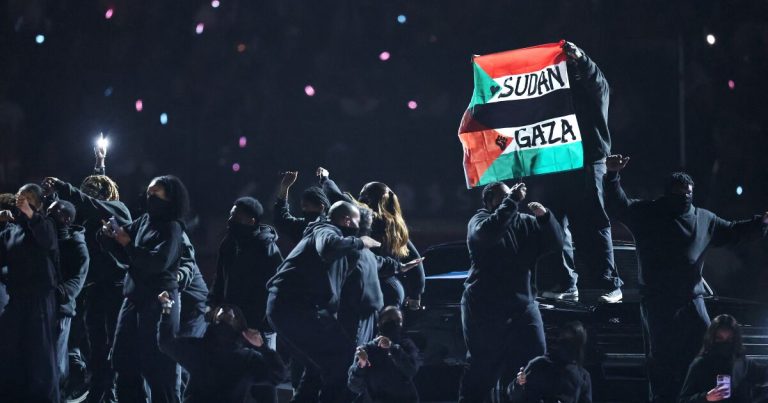 Artista es detenido en el Super Bowl por desplegar bandera de Sudán y Palestina