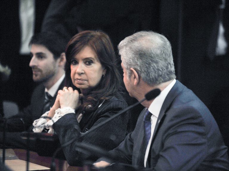 un fiscal rechazó que los Kirchner reemplacen con bienes y dólares embargos por $ 2.300 millones