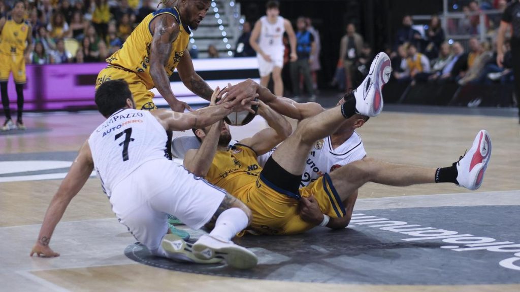 El Real Madrid acelera a tiempo para citarse con el Unicaja en la final