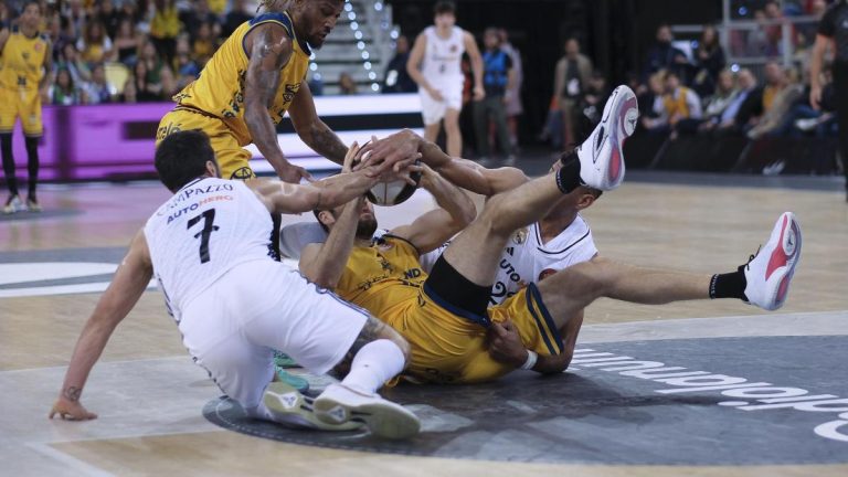 El Real Madrid acelera a tiempo para citarse con el Unicaja en la final