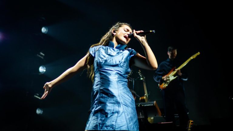 Amaia abre los ojos a una nueva era musical en el debut de su gira en el Sant Jordi Club